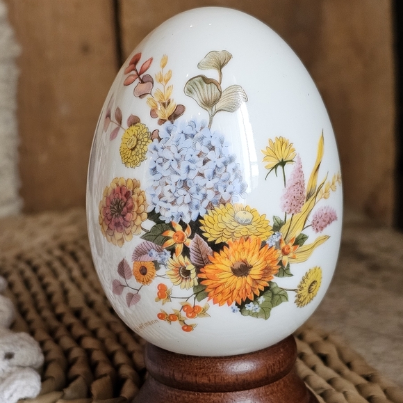 80's Hoffman Avon Porcelain Eggs With Wooden Stands, Seasons Set of 4 - Picture 3 of 11